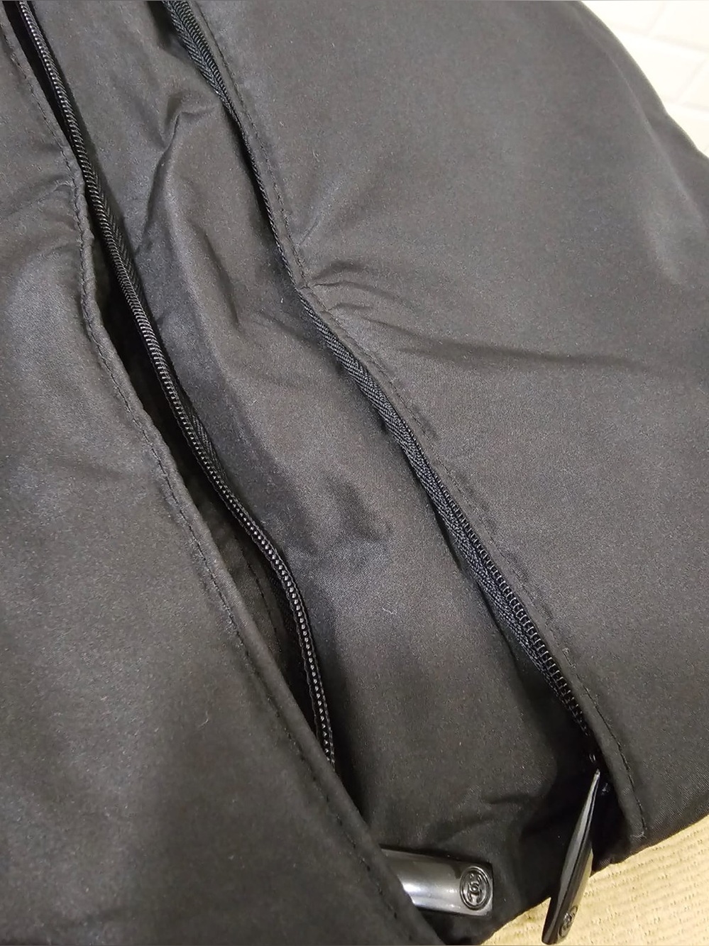 Authentic CHANEL Beauté puffy cosmetic/travel bag - Picture 4 of 10